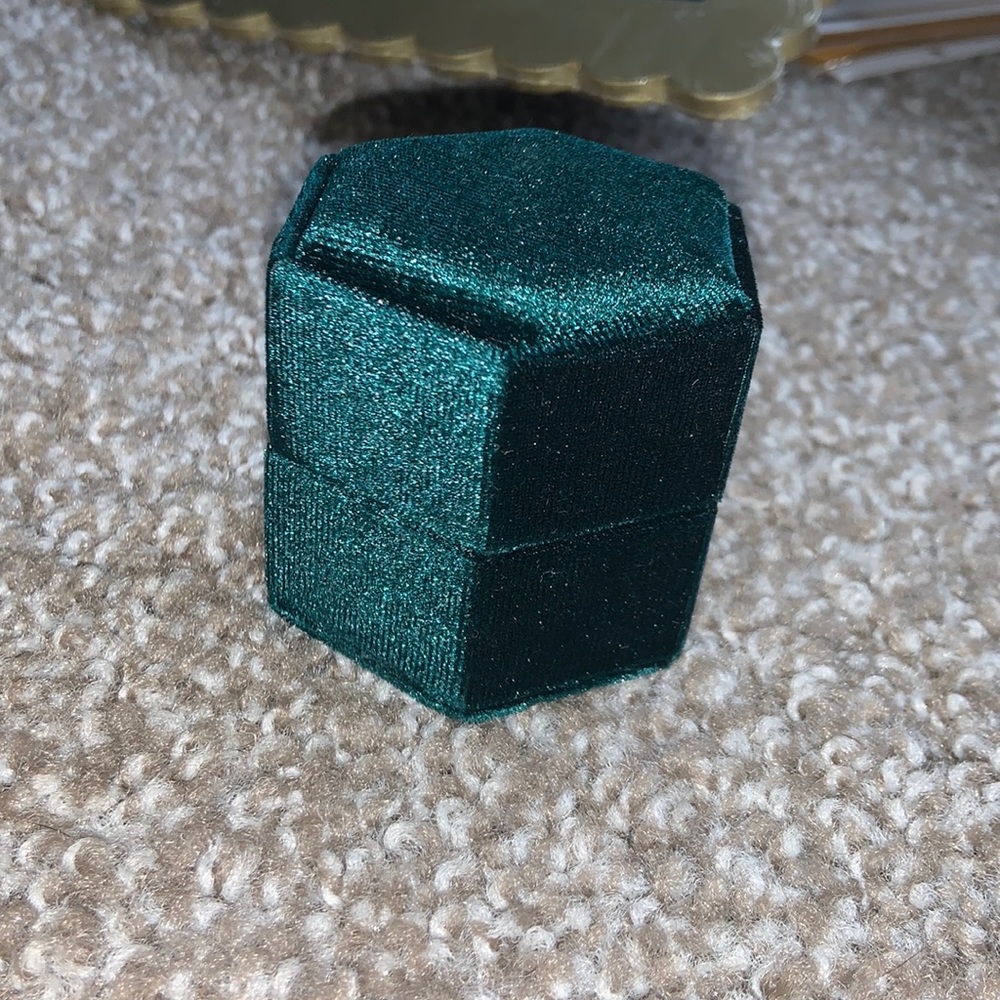 Emerald green ring back‘s, new never used!